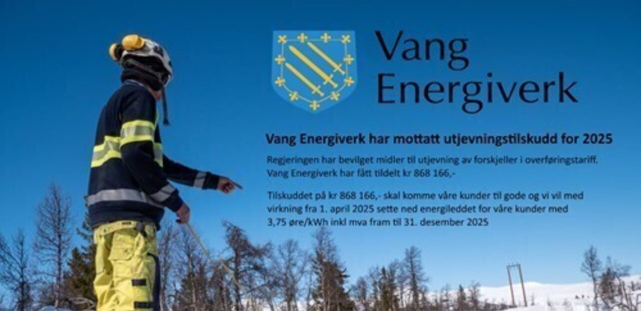 En montør i gule arbeidsklær og hjelm arbeider med strømførende linjer i et snødekt landskap. I bakgrunnen sees en kollega og flere trær uten løv. På bildet er det også en tekst fra Vang Energiverk som informerer om mottatt utjevningstilskudd for 2025, so